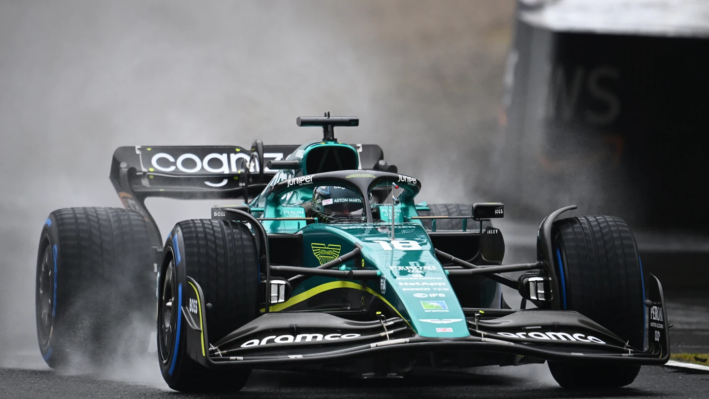 Lance Stroll con su Aston Martin Lance Stroll con su Aston Martin