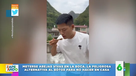 El momento en el que un joven se come una abeja viva para conseguir el efecto del bótox en los labios El momento en el que un joven se come una abeja viva para conseguir el efecto del bótox en los labios