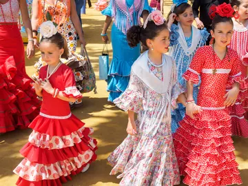Niñas andaluzas en la feria de abril de Sevilla Niñas andaluzas en la feria de abril de Sevilla