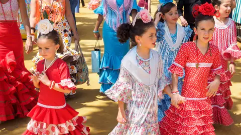 Niñas andaluzas en la feria de abril de Sevilla Niñas andaluzas en la feria de abril de Sevilla
