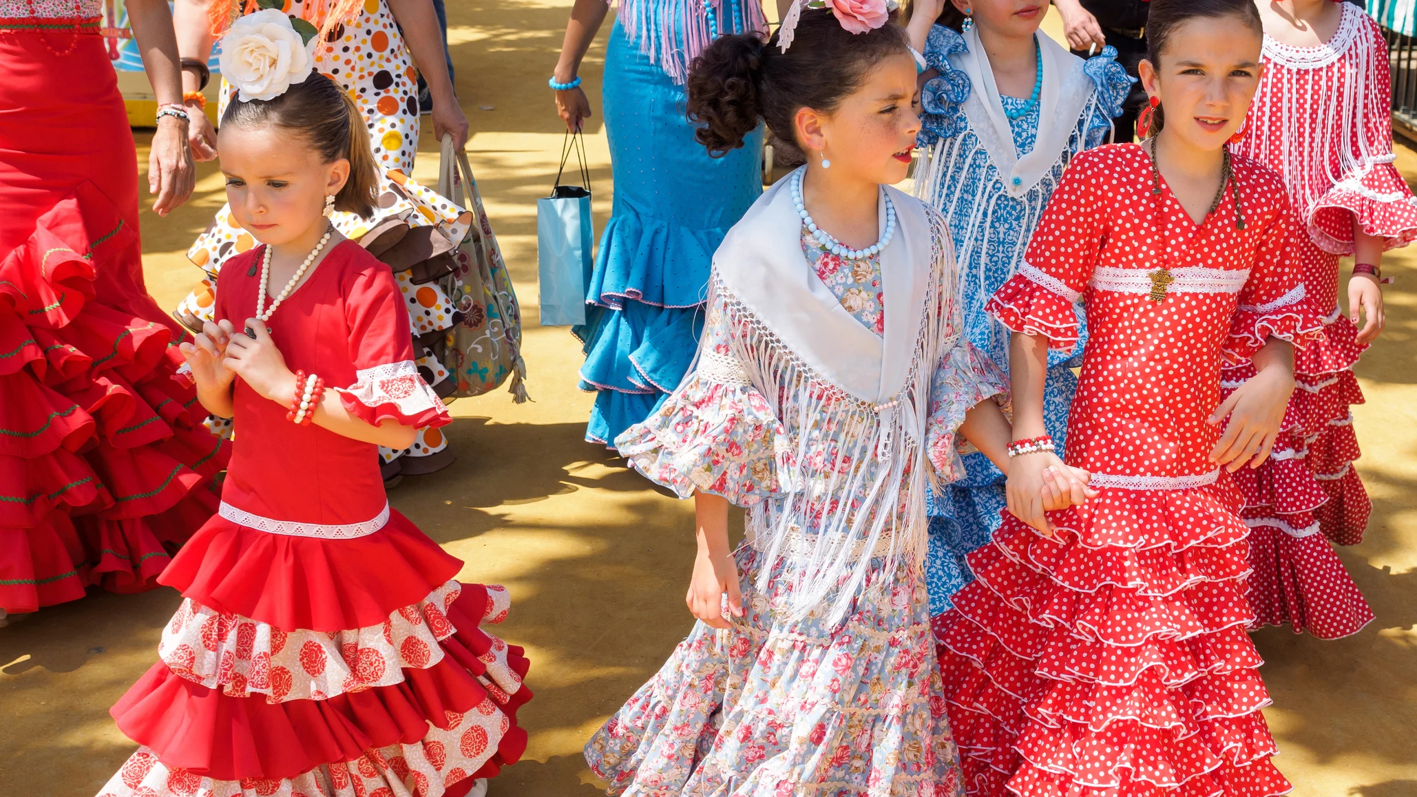Niñas andaluzas en la feria de abril de Sevilla Niñas andaluzas en la feria de abril de Sevilla