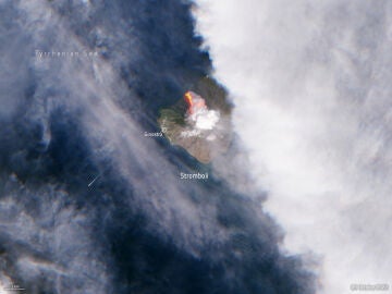 Erupción del volcán Stromboli desde el espacio
