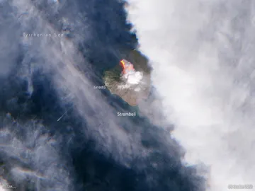 Erupción del volcán Stromboli desde el espacio Erupción del volcán Stromboli desde el espacio