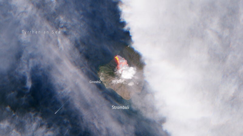 Así se ve la erupción del Stromboli desde el espacio