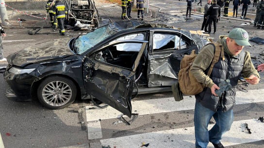 Un coche afectado por el bombardeo ruso en la ma&ntilde;ana de este lunes en Kiev.