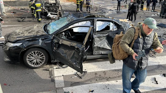 Un coche afectado por el bombardeo ruso en la mañana de este lunes en Kiev. Un coche afectado por el bombardeo ruso en la mañana de este lunes en Kiev.