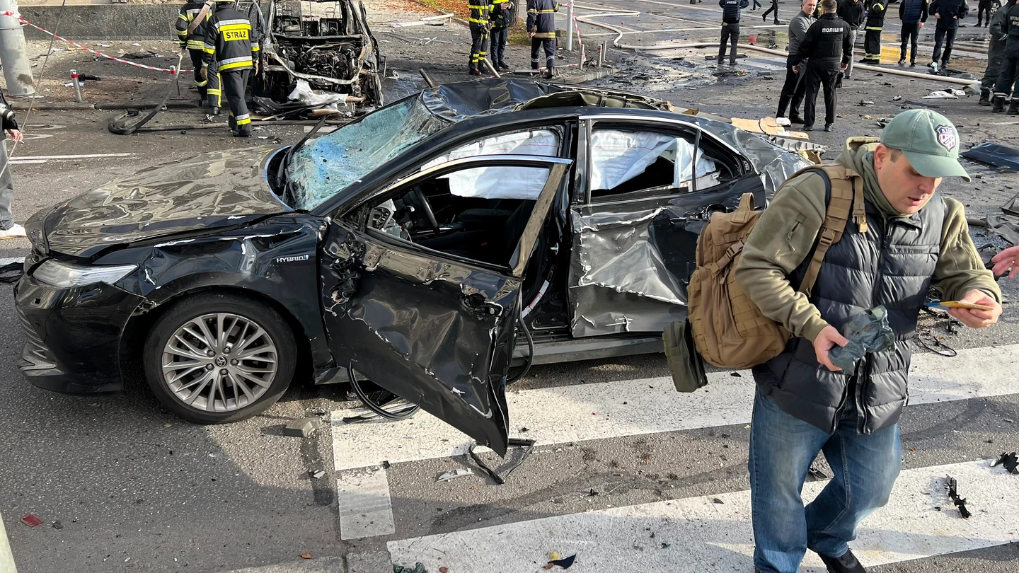Un coche afectado por el bombardeo ruso en la mañana de este lunes en Kiev. Un coche afectado por el bombardeo ruso en la mañana de este lunes en Kiev.