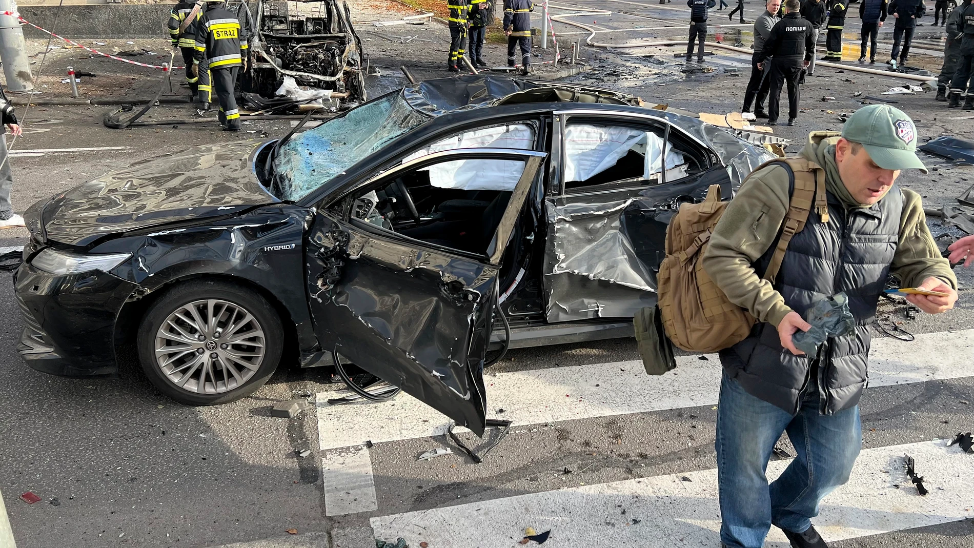 Un coche afectado por el bombardeo ruso en la mañana de este lunes en Kiev.