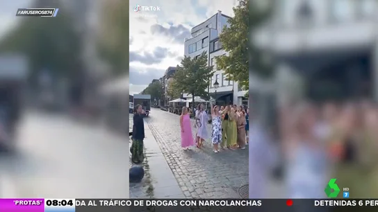 La divertida reacción de una chica soltera cuando la novia hace el tradicional lanzamiento de ramo La divertida reacción de una chica soltera cuando la novia hace el tradicional lanzamiento de ramo