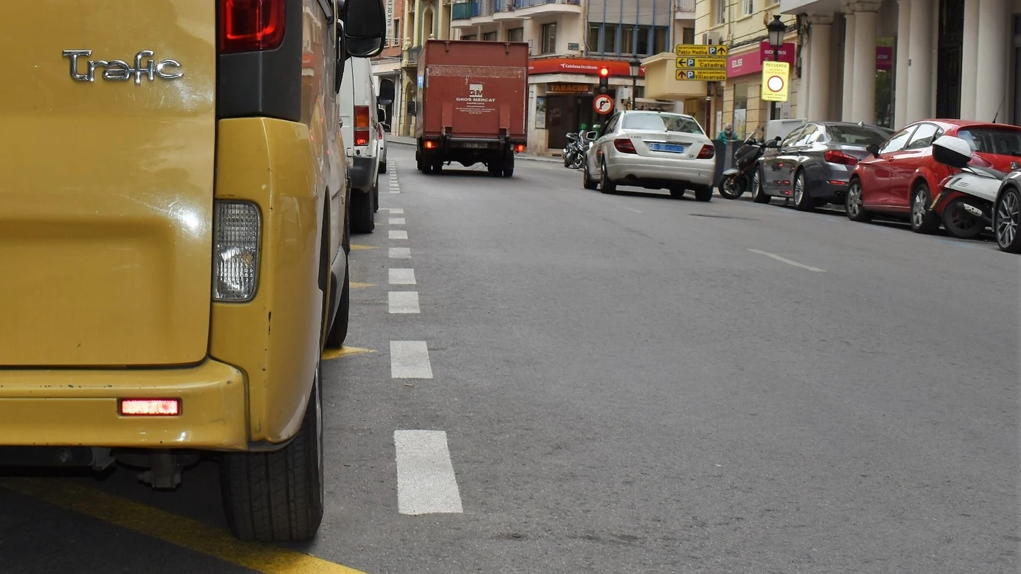Los peligros de aparcar en doble fila: ¿cuándo está permitido estacionar tu coche así? Los peligros de aparcar en doble fila: ¿cuándo está permitido estacionar tu coche así?