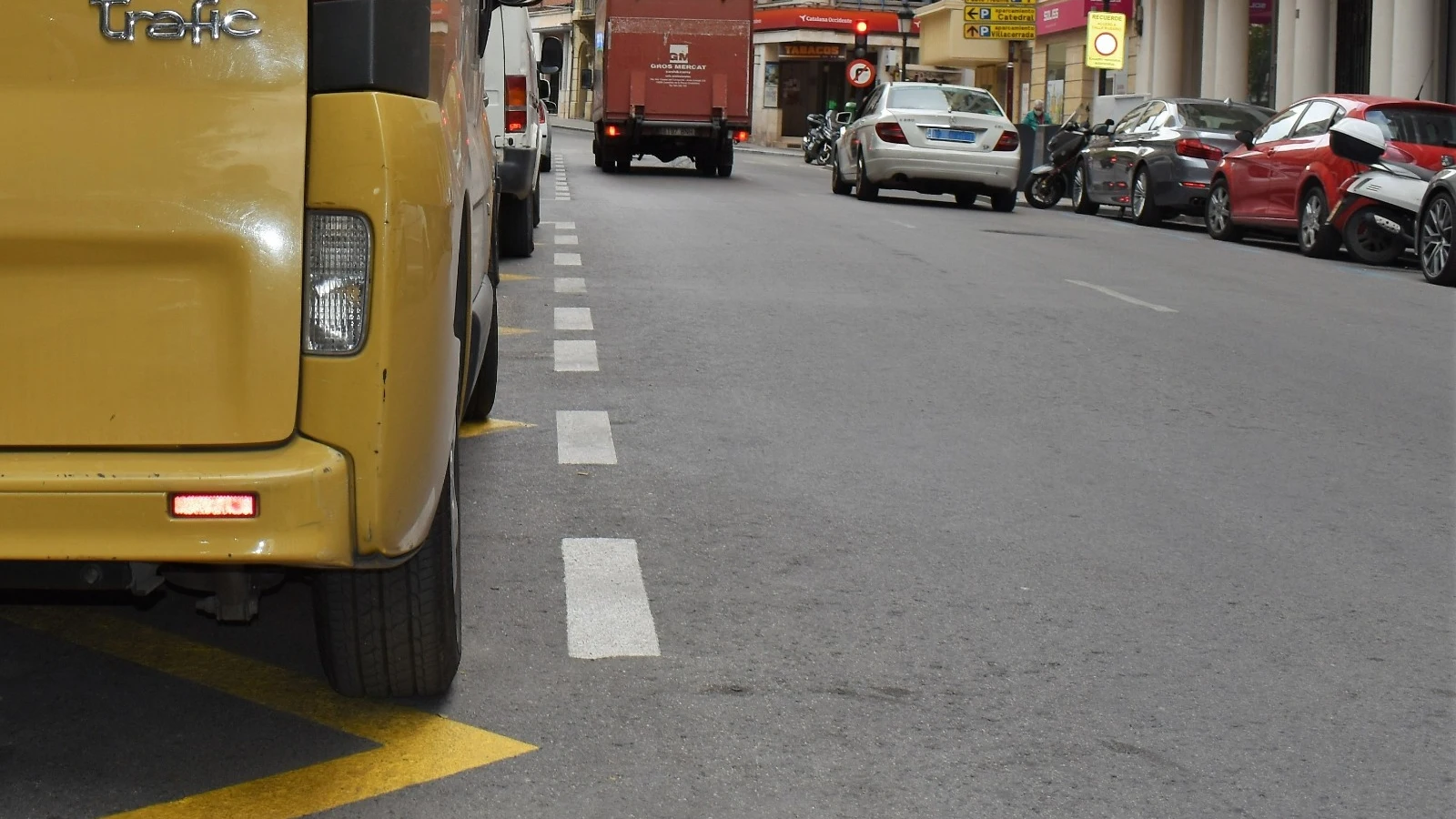 Los peligros de aparcar en doble fila: ¿cuándo está permitido estacionar tu coche así?