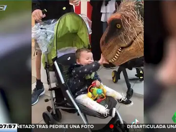 Amistad jurásica: la increíble reacción de un bebé cuando conoce a un &#39;dinosaurio&#39;