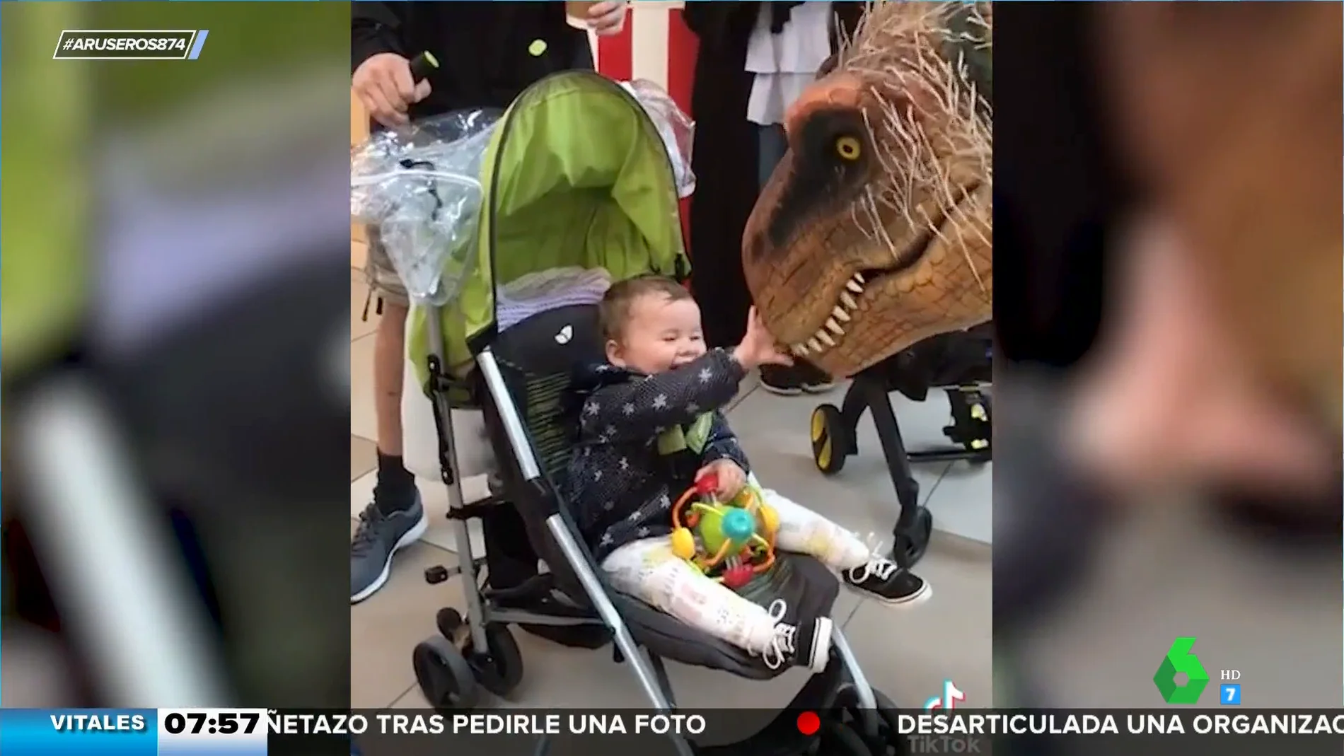 Amistad jurásica: la increíble reacción de un bebé cuando conoce a un 'dinosaurio'