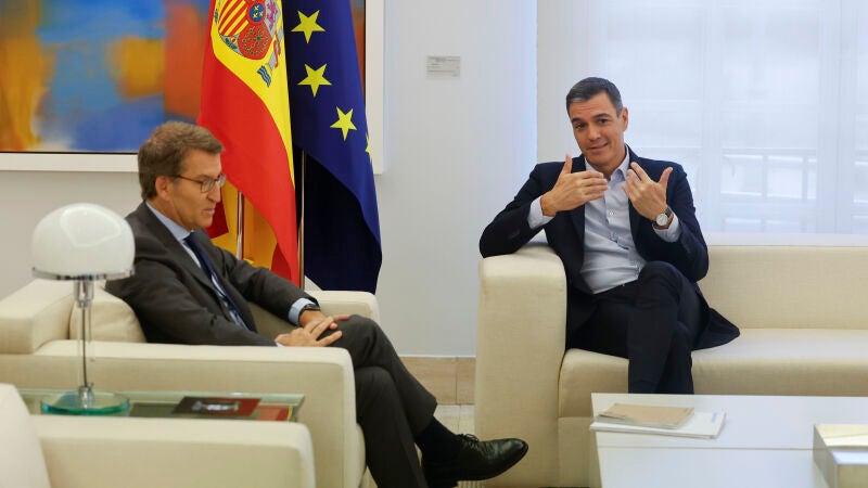 El presidente del Gobierno, Pedro S&aacute;nchez, se re&uacute;ne con el l&iacute;der del PP, Alberto N&uacute;&ntilde;ez Feij&oacute;o, en La Moncloa.