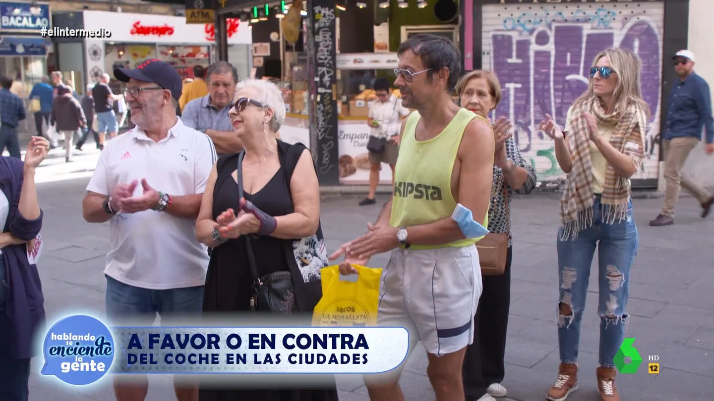 El alegato de una joven al Gobierno sobre las ayudas que arranca aplausos en el centro de Madrid El alegato de una joven al Gobierno sobre las ayudas que arranca aplausos en el centro de Madrid