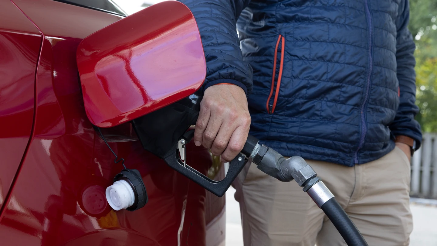 Un hombre reposta gasolina. Un hombre reposta gasolina.