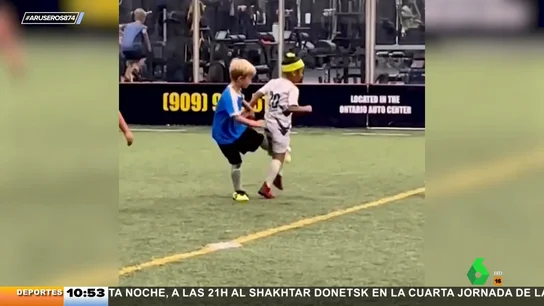 La respuesta de esta niña ante un rival que intenta intimidarla a patadas en un partido de fútbol La respuesta de esta niña ante un rival que intenta intimidarla a patadas en un partido de fútbol