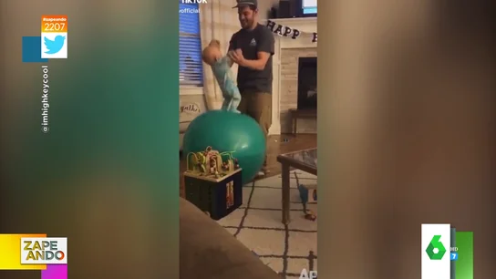 Así cae a plomo este bebé de los brazos de su padre al estallar la bola de yoga con la que jugaban Así cae a plomo este bebé de los brazos de su padre al estallar la bola de yoga con la que jugaban