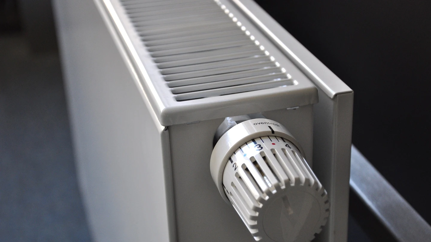 Fotografía de archivo de un radiador. Medidas ahorro energético: a qué temperatura hay que poner la calefacción si hace frío