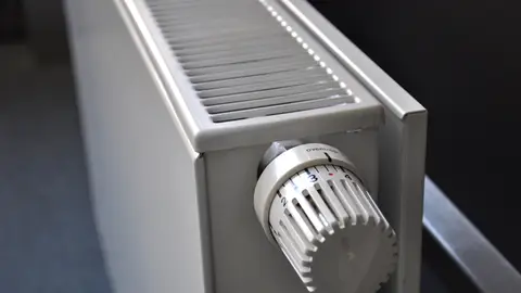 Fotografía de archivo de un radiador. Medidas ahorro energético: a qué temperatura hay que poner la calefacción si hace frío
