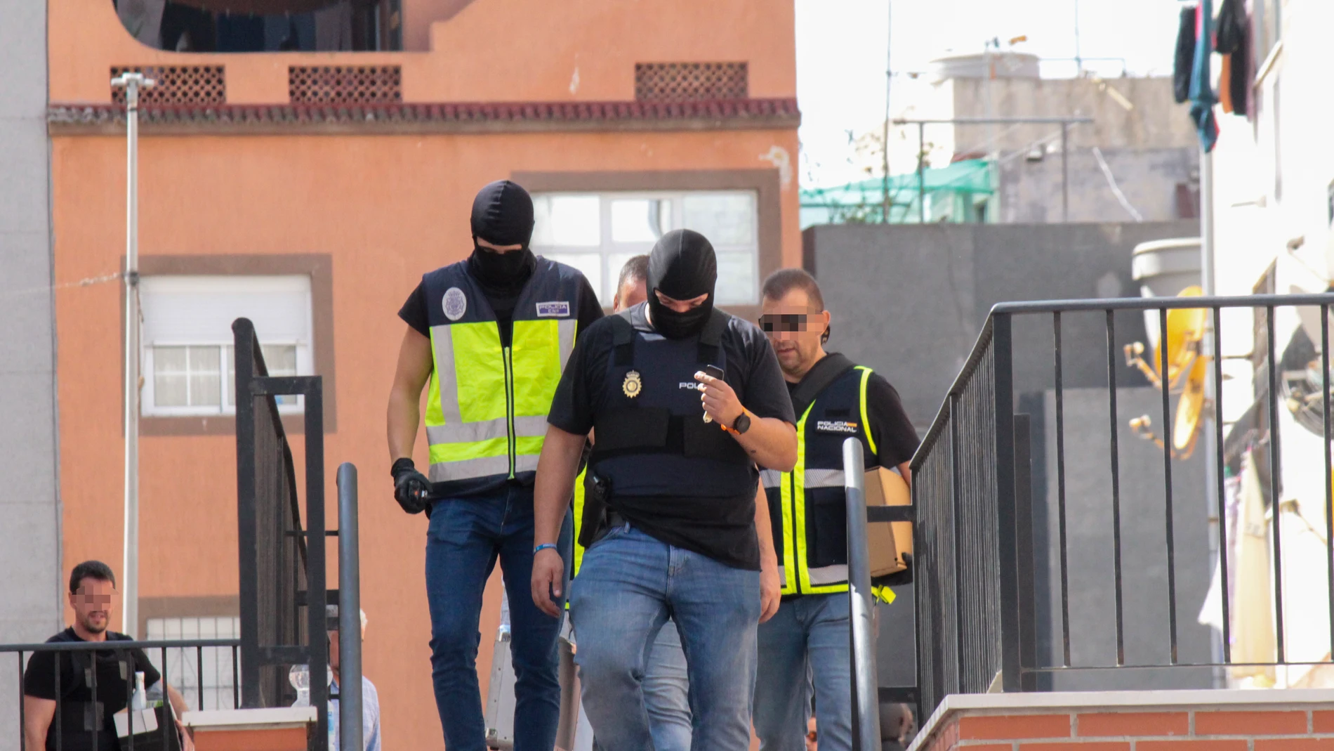 La Policía Nacional ha detenido a seis personas y ha intervenido varias armas dentro del operativo policial en la barriada del Príncipe de Ceuta
