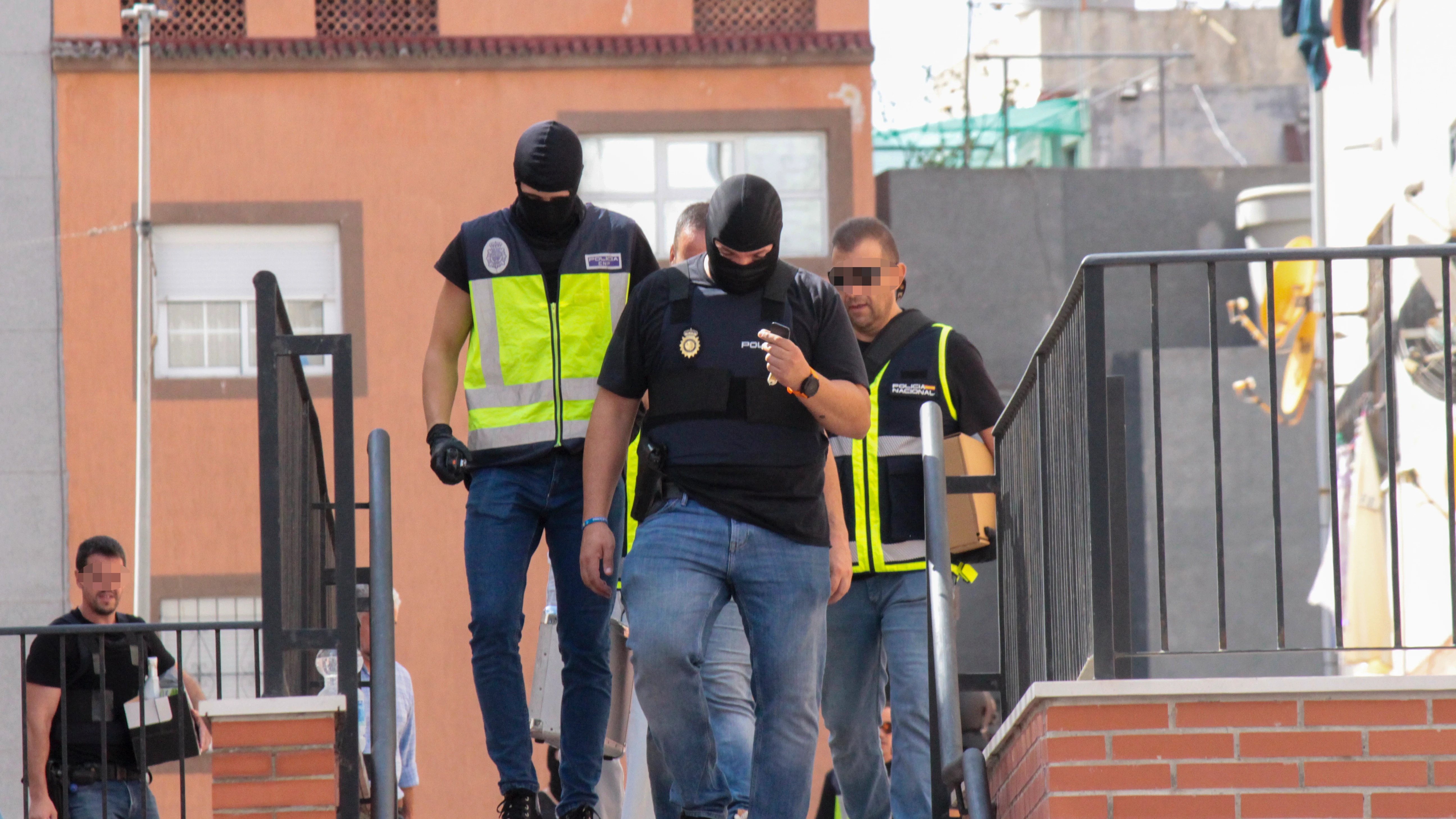 La Policía Nacional ha detenido a seis personas y ha intervenido varias armas dentro del operativo policial en la barriada del Príncipe de Ceuta