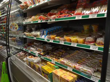Alimentos en un frigorífico de un supermercado