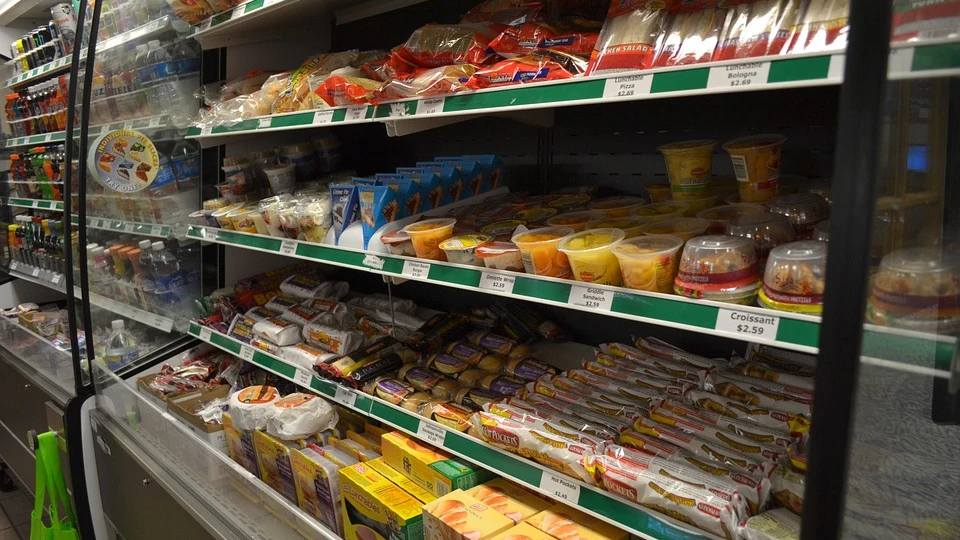 Alimentos en un frigorífico de un supermercado