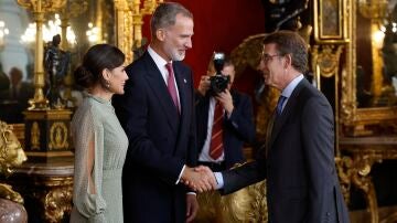 Los reyes Felipe VI y Letizia saludan al líder del Partido Popular