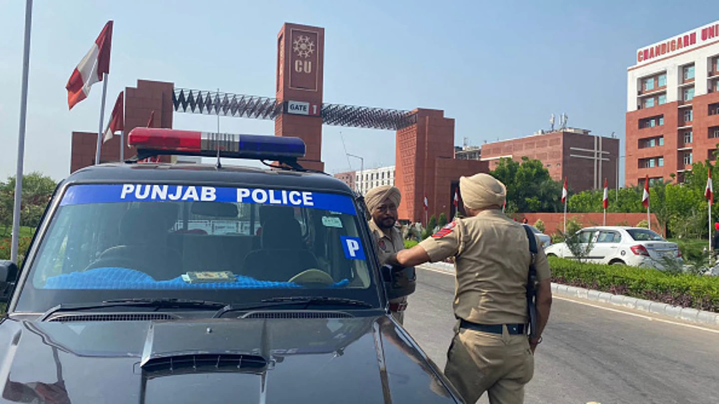 Un coche de Policía en la India en una fotografía de archivo Un coche de Policía en la India en una fotografía de archivo