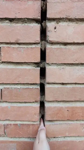 Imagen de una de las grietas de la Calle Virgen del Templo, fuera de la 'zona 0' Imagen de una de las grietas de la Calle Virgen del Templo, fuera de la 'zona 0'