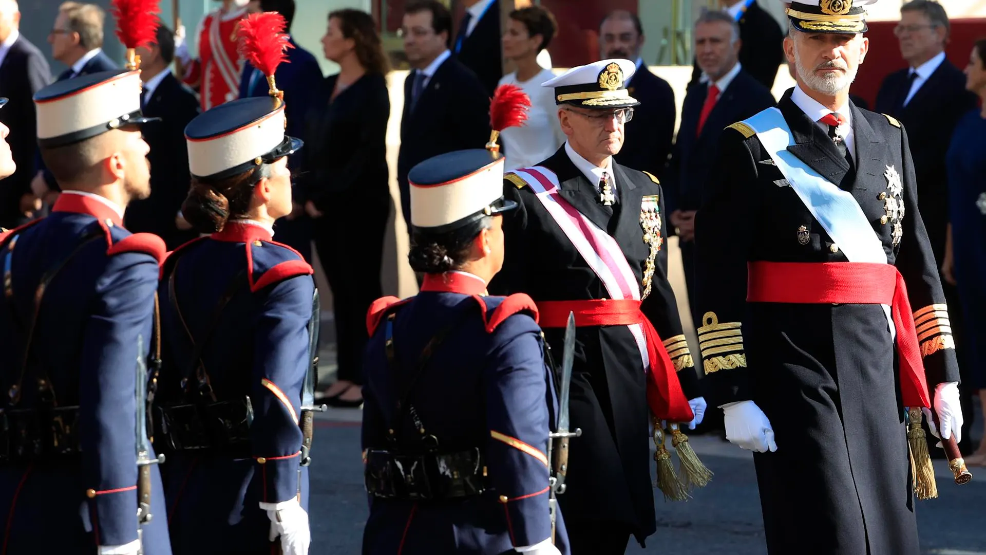 El rey Felipe VI pasa revista a la guardia 