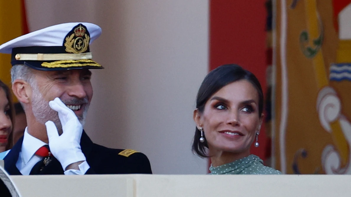 La reina Letizia, junto al rey Felipe VI en el desfile del 12 de octubre