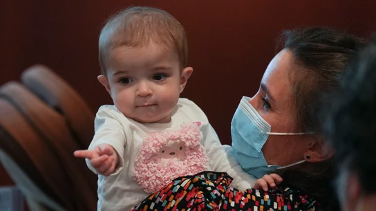 La pequeña Emma, de 13 meses, en brazos de su madre, Ana. La pequeña Emma, de 13 meses, en brazos de su madre, Ana.