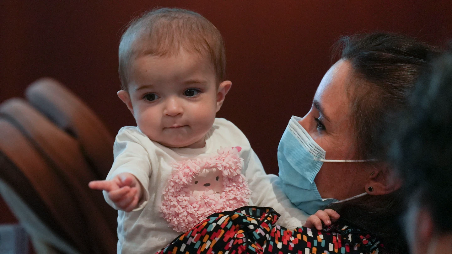 La pequeña Emma, de 13 meses, en brazos de su madre, Ana. La pequeña Emma, de 13 meses, en brazos de su madre, Ana.
