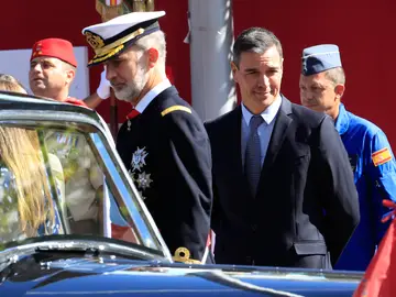 Pedro Sánchez, junto a Felipe VI en el desfile del 12 de octubre