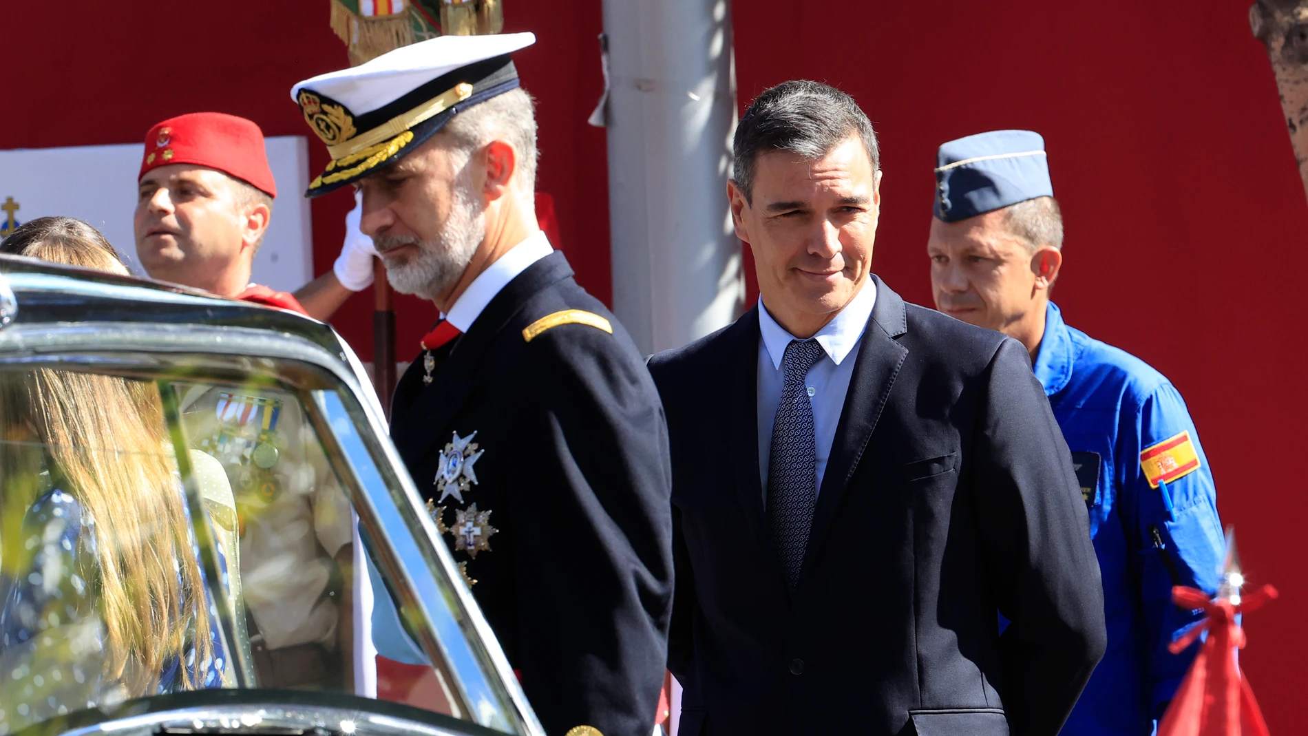 Pedro Sánchez, junto a Felipe VI en el desfile del 12 de octubre