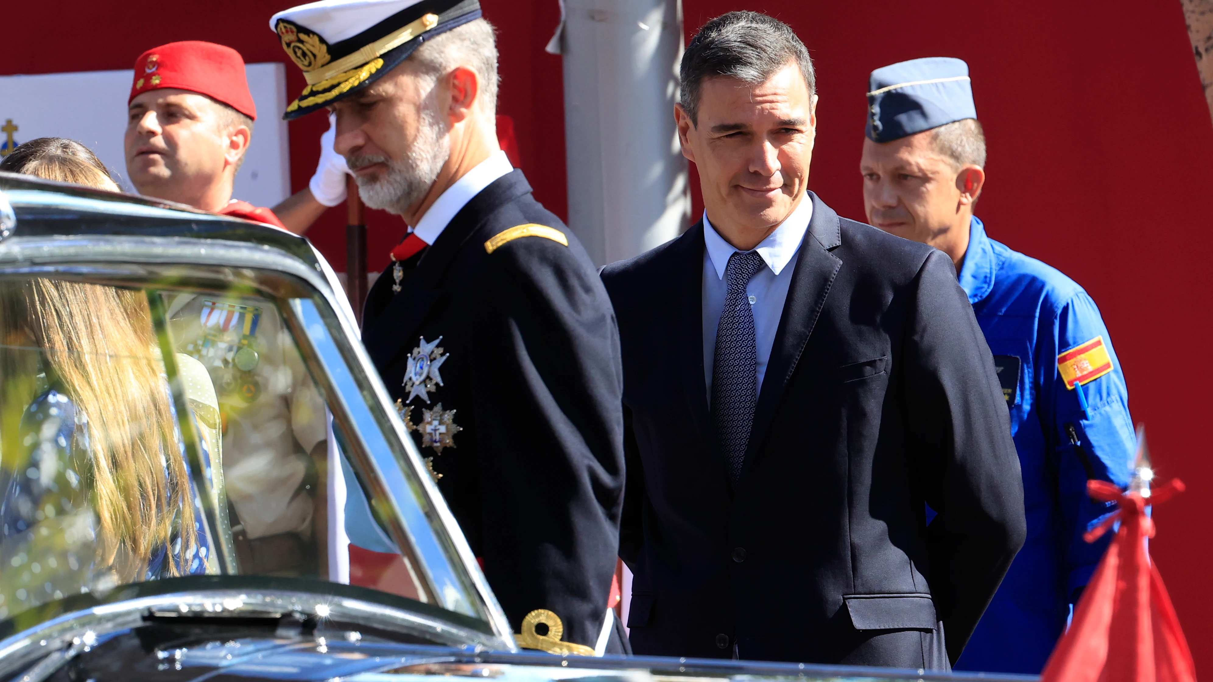 Pedro Sánchez, junto a Felipe VI en el desfile del 12 de octubre