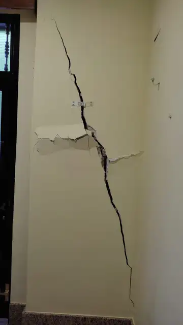 Imagen de una de las grietas en el interior de Rafael Alberti 1, antes de su derrumbe Imagen de una de las grietas en el interior de Rafael Alberti 1, antes de su derrumbe