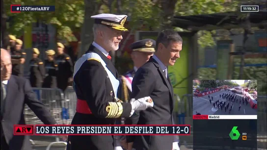 Fuerte pitada a Pedro Sánchez a su llegada al desfile del Día de la Fiesta Nacional Fuerte pitada a Pedro Sánchez a su llegada al desfile del Día de la Fiesta Nacional
