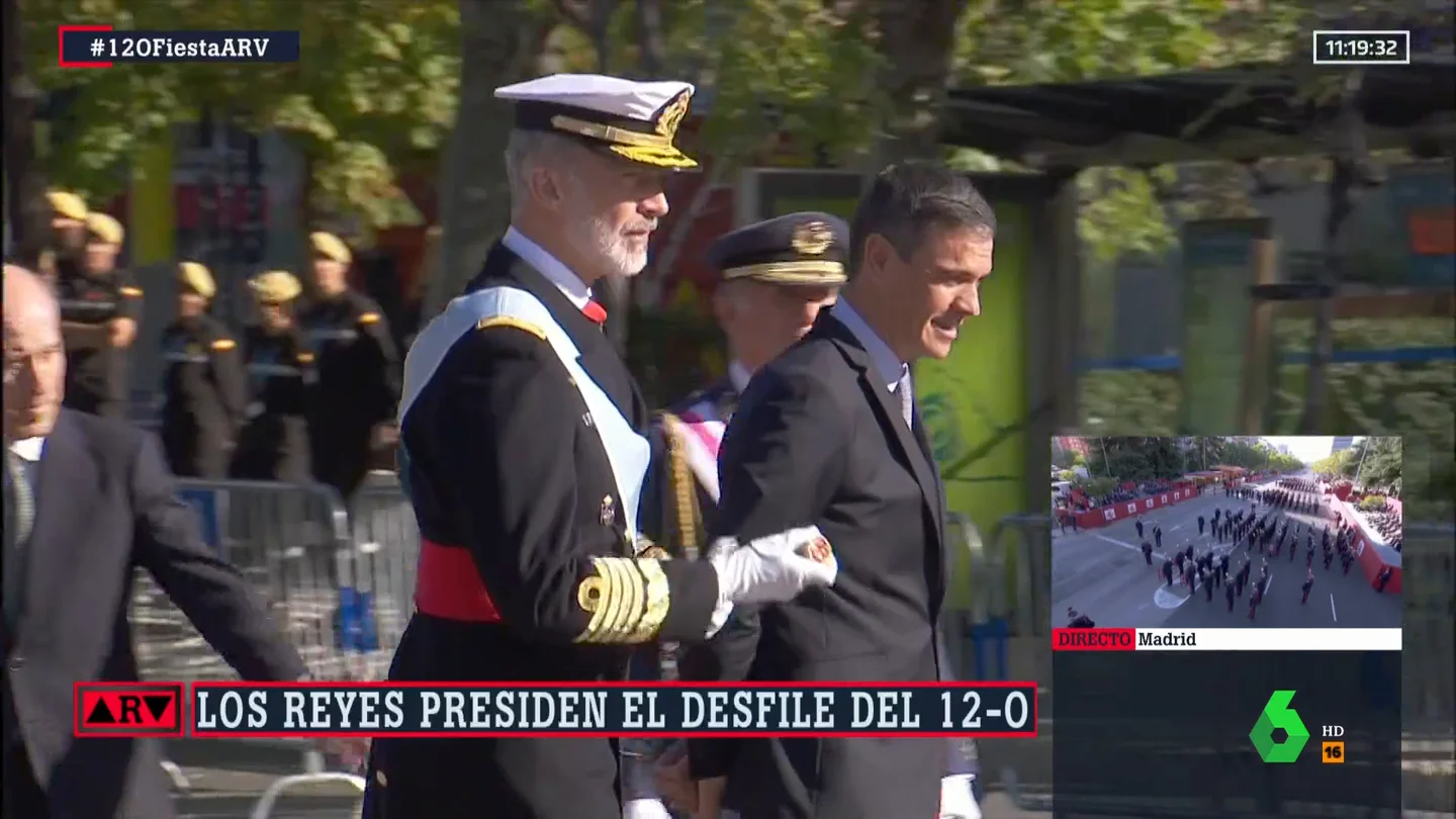 Fuerte pitada a Pedro Sánchez a su llegada al desfile del Día de la Fiesta Nacional Fuerte pitada a Pedro Sánchez a su llegada al desfile del Día de la Fiesta Nacional