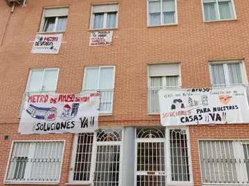 Carteles protesta cuelgan de las ventanas de la calle Ventura de Argumosa, en San Fernando de Henares