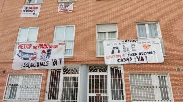 Carteles protesta cuelgan de las ventanas de la calle Ventura de Argumosa, en San Fernando de Henares