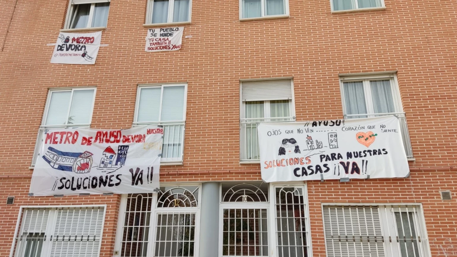 Carteles protesta cuelgan de las ventanas de la calle Ventura de Argumosa, en San Fernando de Henares