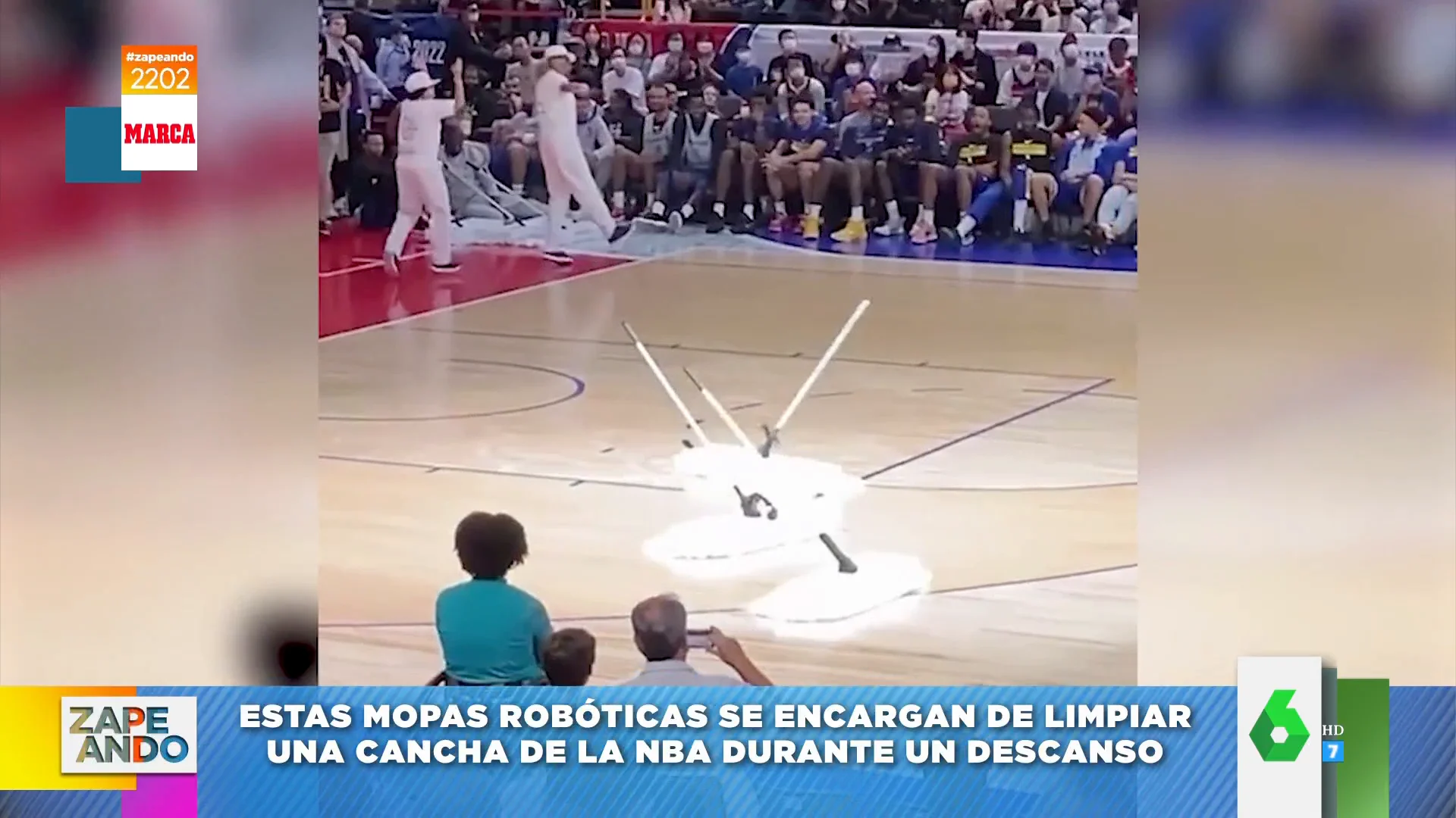 El robot con el que todo el mundo sueña: así limpia esta mopa automática un estadio de baloncesto