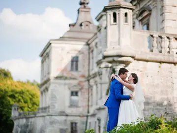 Pareja celebrando su boda en un castillo Pareja celebrando su boda en un castillo