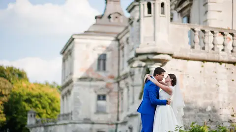 Pareja celebrando su boda en un castillo Pareja celebrando su boda en un castillo