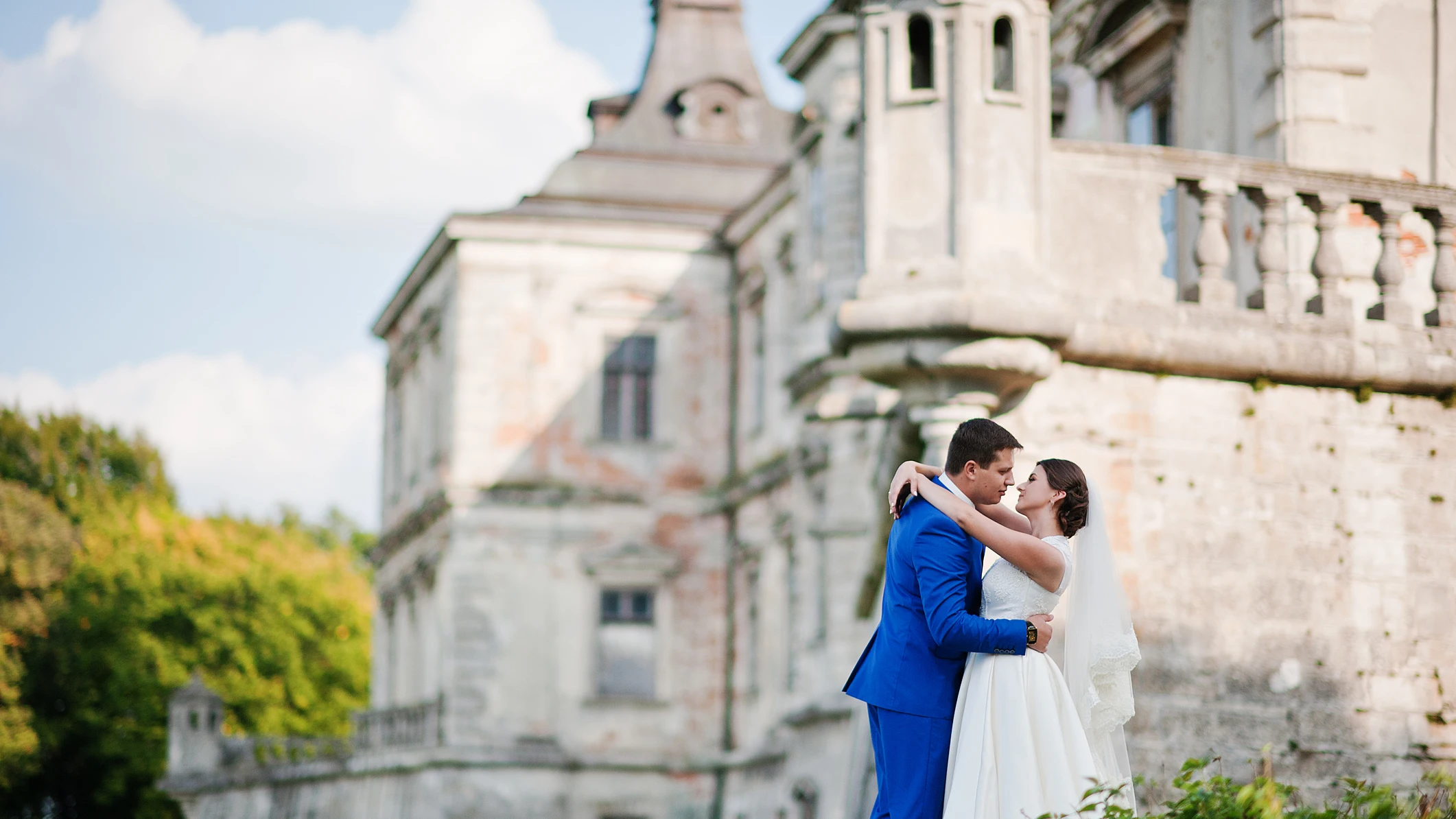 Pareja celebrando su boda en un castillo