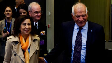 Margarita Robles y Josep Borrell, juntos en la cumbre de ministros de Defensa de la OTAN