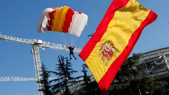 Así vivió la paracaidista del 12 de octubre el enredo de la bandera de España: "Pensé en la que podría haber liado si llego al suelo con ella liada" Así vivió la paracaidista del 12 de octubre el enredo de la bandera de España: "Pensé en la que podría haber liado si llego al suelo con ella liada"